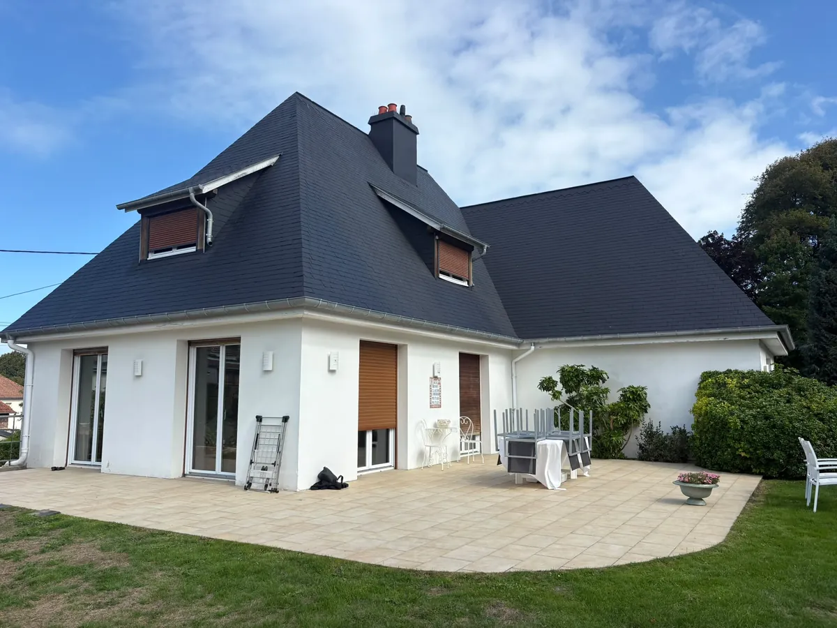 Pavillon dont la toiture en ardoise a été entièrement refaite