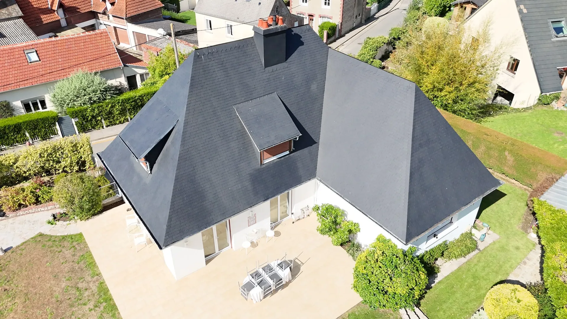 Vue aérienne d'une toiture en ardoise entièrement refaite par ESR Couverture, sur une maison normande