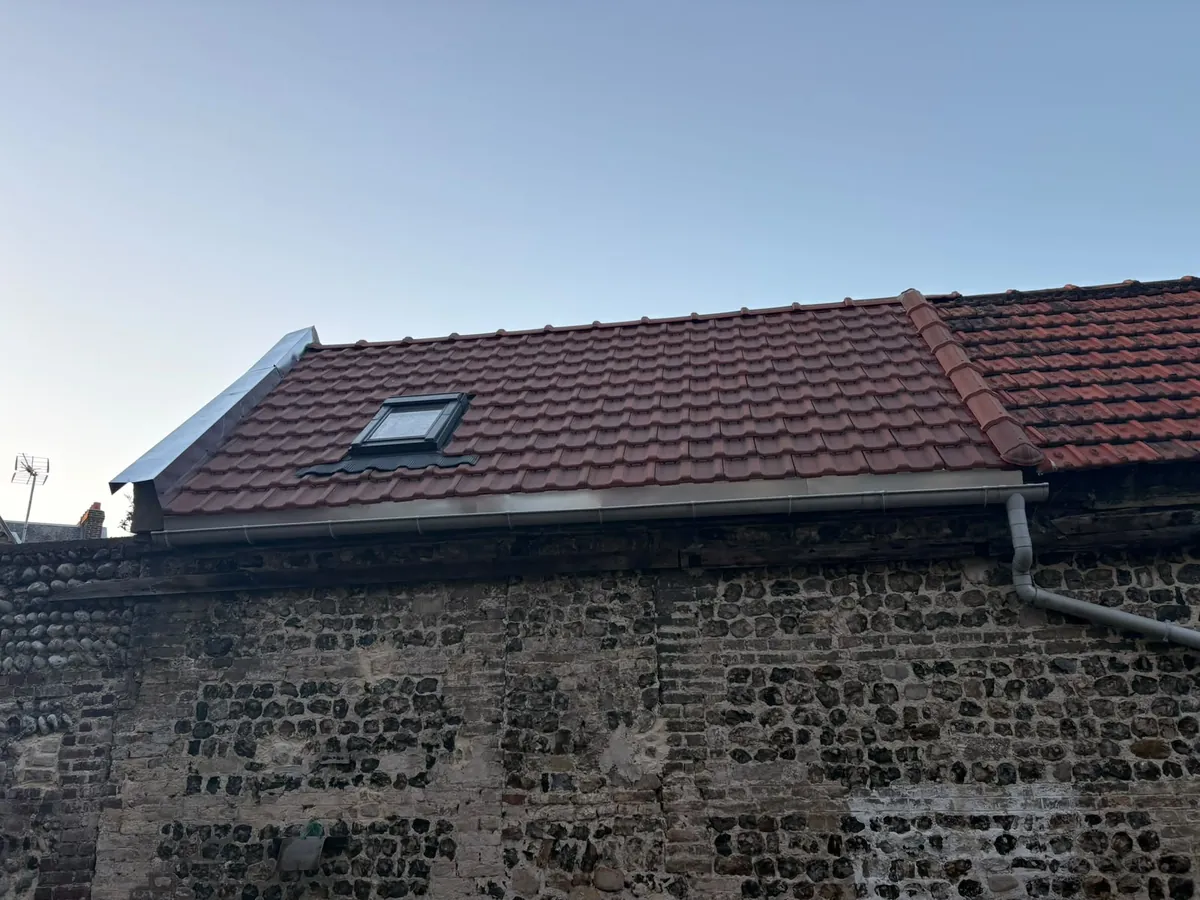 Longère en silex dont la toiture en tuile a été entièrement refaite
